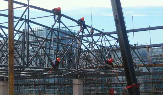 铁岭论网架装配施工中搭设脚手架应当留神的事故