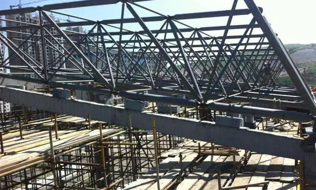 铁岭简述网架公司的黑色压型钢板的吊装步履